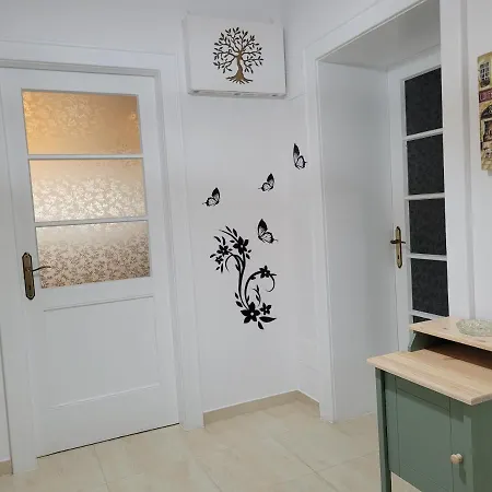 Ema's Vintage Spacious 2 Bedroom With Mountain View Apartment *