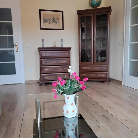 Lägenhet Ema's Vintage Spacious 2 Bedroom With Mountain View