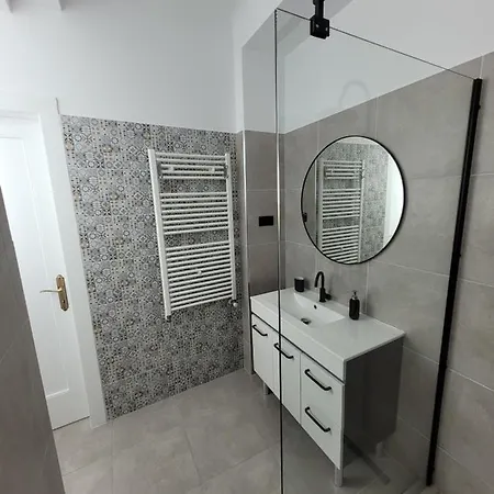 Ema's Vintage Spacious 2 Bedroom With Mountain View Braşov