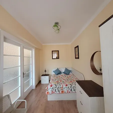 Lägenhet Ema's Vintage Spacious 2 Bedroom With Mountain View