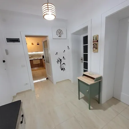 Ema's Vintage Spacious 2 Bedroom With Mountain View *