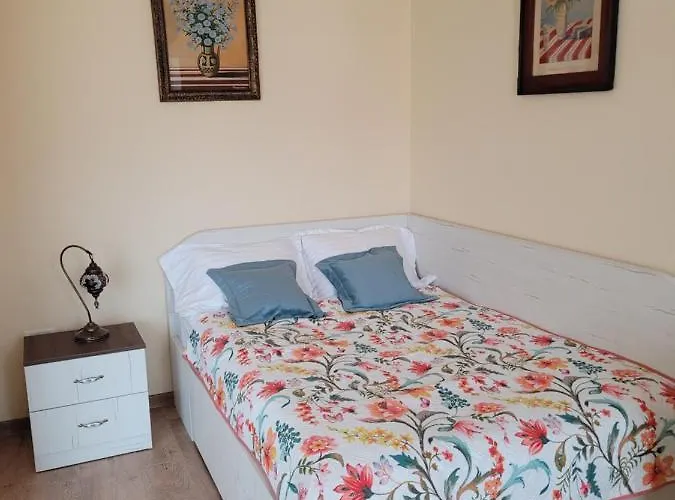 Ema's Vintage Spacious 2 Bedroom With Mountain View בראשוב