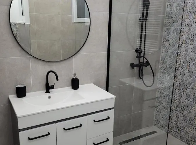 Ema's Vintage Spacious 2 Bedroom With Mountain View *