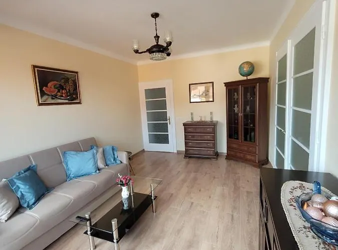 Апартаменты Ema's Vintage Spacious 2 Bedroom With Mountain View *