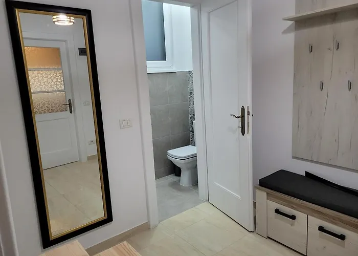 Апартаменты Ema's Vintage Spacious 2 Bedroom With Mountain View