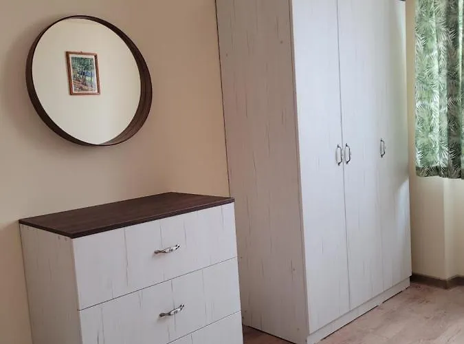 Ema's Vintage Spacious 2 Bedroom With Mountain View דירה